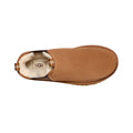 Bota UGG Neumel Chelsea castaña vista superior mostrando interior forrado de lana UGGplush color crema.