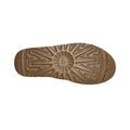 Suela de la bota UGG Neumel Chelsea color castaño con dibujo de tracción en relieve.