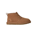 Bota chukka UGG Neumel en color chestnut vista de perfil completo sobre fondo blanco, mostrando su silueta clásica y el característico cierre de cordones.