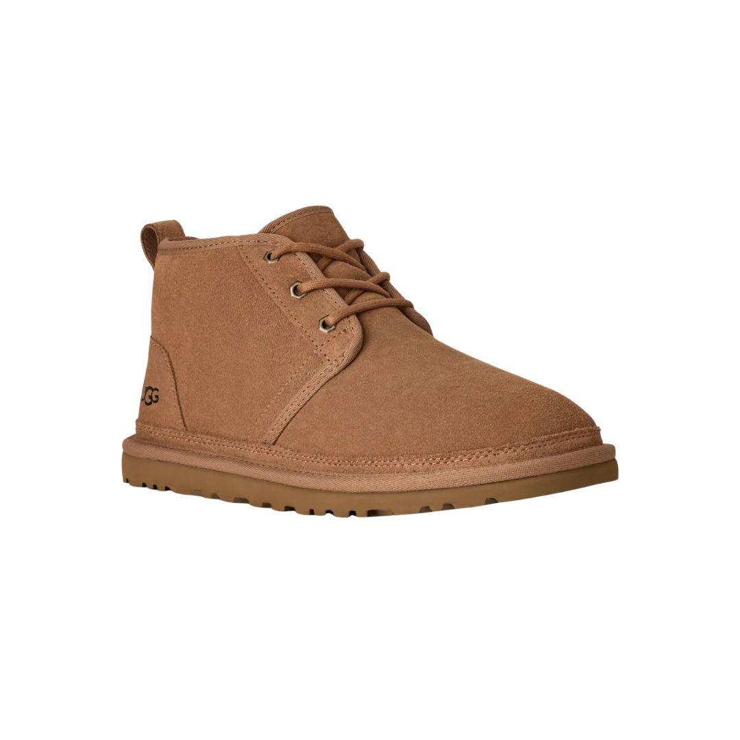 Vista en ángulo de tres cuartos de la bota chukka UGG Neumel en color chestnut destacando el cierre de cordones y el logotipo UGG grabado en el lateral.