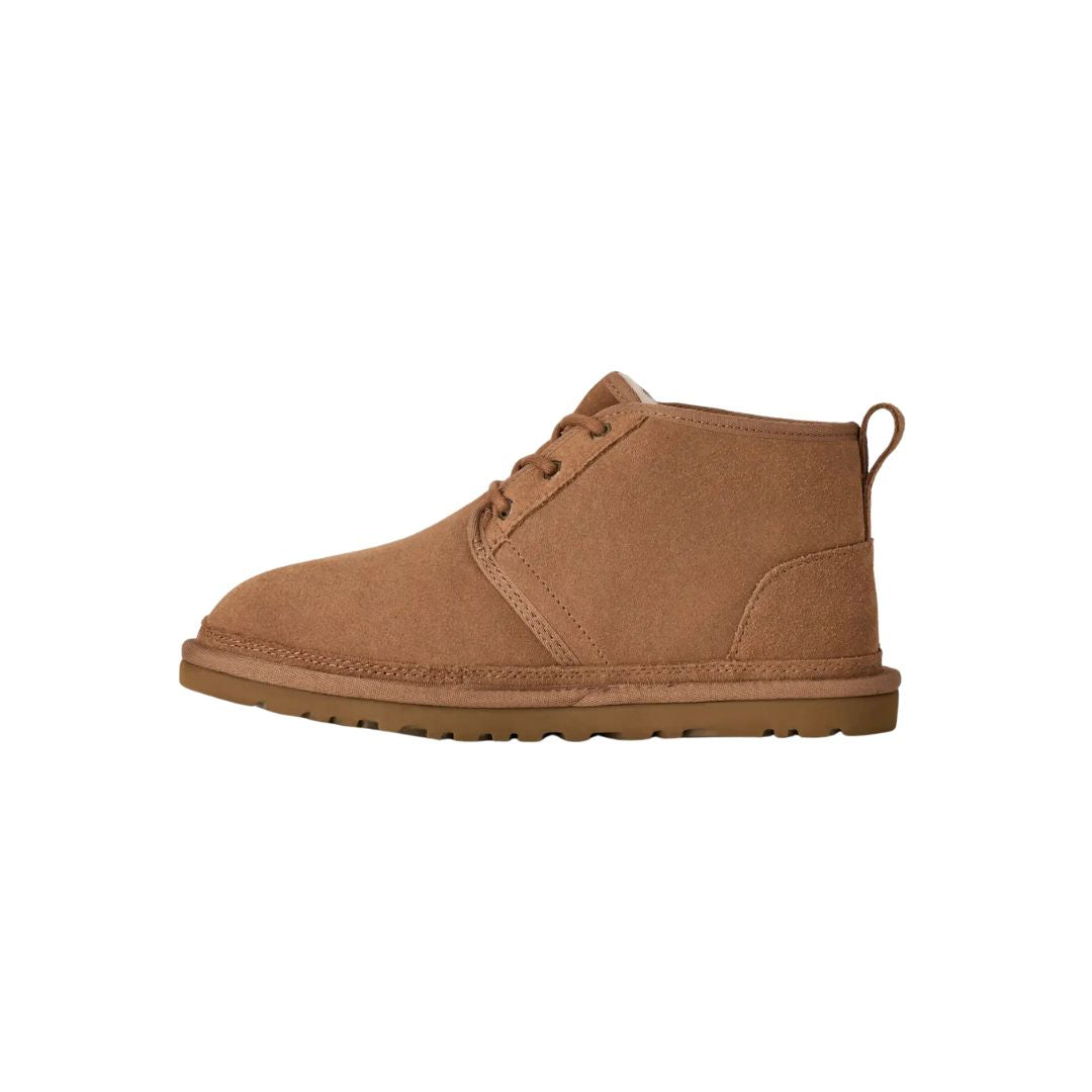 Vista lateral de la bota chukka UGG Neumel en color chestnut mostrando el empeine de ante, el cierre de cordones y la trabilla trasera del calzado.