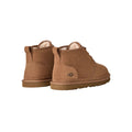 Par de botas chukka UGG Neumel en color chestnut vistas desde atrás en ángulo, mostrando el logotipo UGG grabado en el talón y la suela flexible de goma.