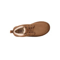 Vista cenital de la bota chukka UGG Neumel en color chestnut mostrando el forro interior de piel de oveja en tono crudo y los cordones de algodón cruzados.