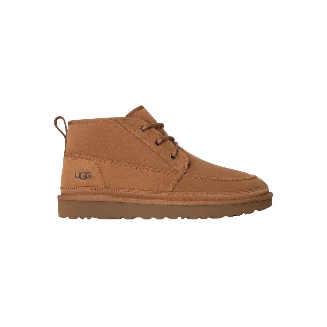 Bota UGG Neumel Moc color castaño vista lateral izquierda sobre fondo blanco.
