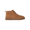 Bota UGG Neumel Moc color castaño vista lateral izquierda sobre fondo blanco.