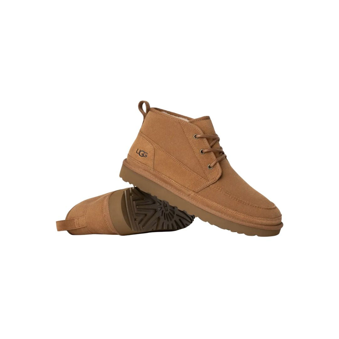 Bota UGG Neumel Moc castaña vista lateral derecha destacando diseño chukka de ante.
