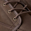 Primer plano de los cordones y ojales metálicos de la UGG Neumel Moc Nubuck color Dusted Cocoa