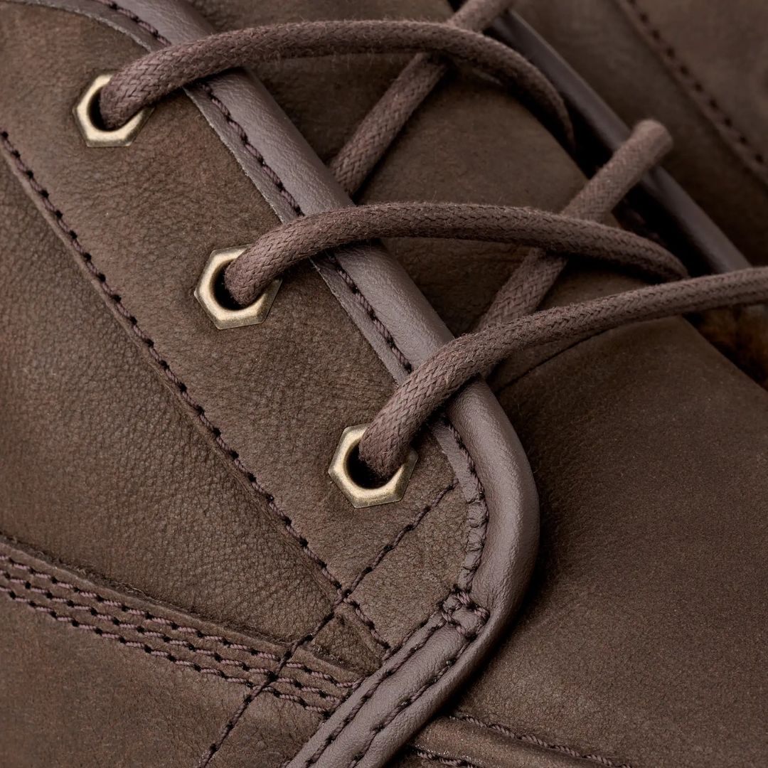 Primer plano de los cordones y ojales metálicos de la UGG Neumel Moc Nubuck color Dusted Cocoa