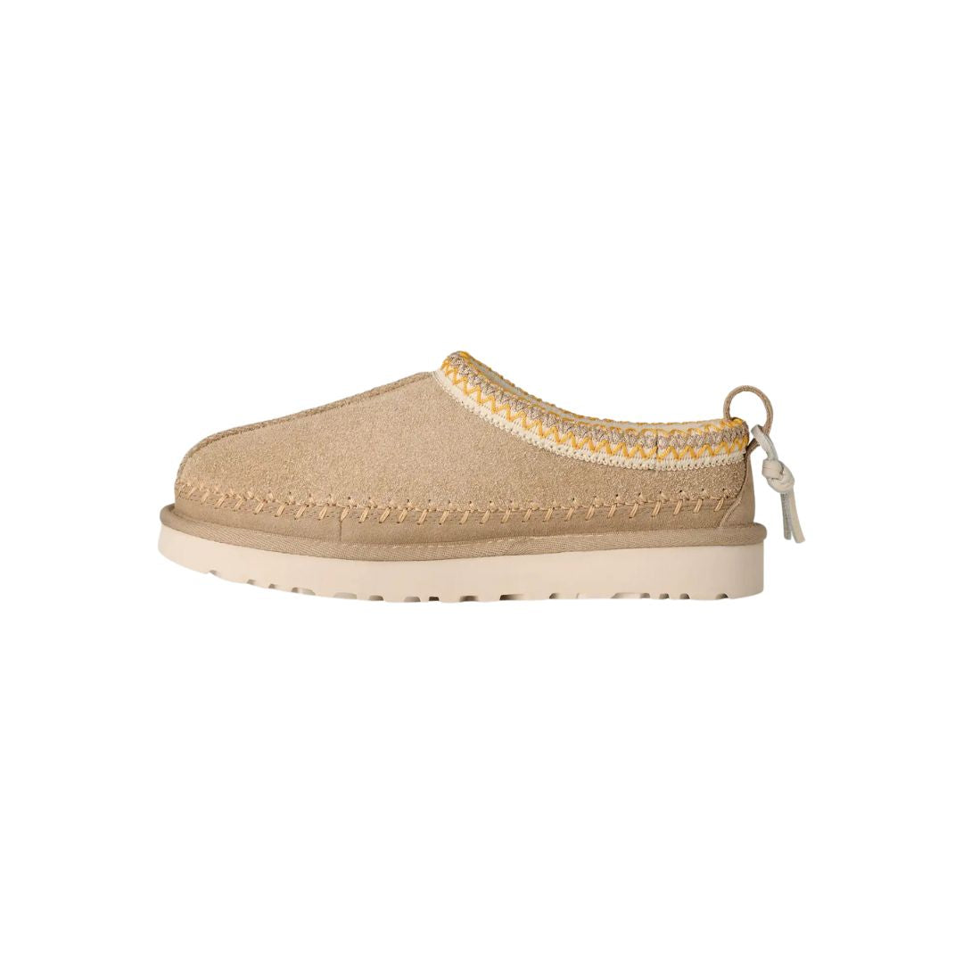 Vista lateral derecha de las UGG Tasman Biarritz color mustard seed mostrando costuras Twin Seam y logo UGG.
