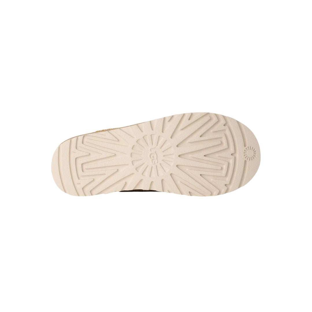 Detalle de la suela de goma EVA de caña de azúcar de las UGG Tasman Biarritz color mustard seed.