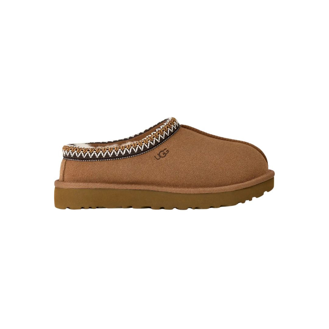 Vista lateral exterior de las zapatillas UGG Tasman II color Chestnut mostrando logo UGG grabado y ribete trenzado.