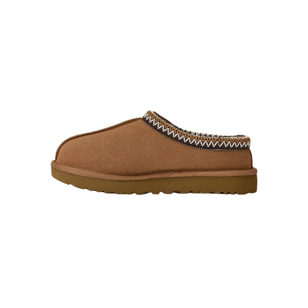 Vista lateral interior de las zapatillas UGG Tasman II color Chestnut con perfil bajo y suela de caña de azúcar.