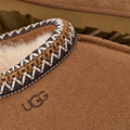 Primer plano del ribete trenzado UGGbraid en las zapatillas UGG Tasman II color Chestnut.