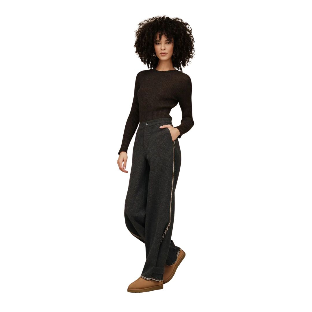 Vista de modelo vistiendo zapatillas UGG Tasman II color Chestnut, combinación casual para interior y exterior.