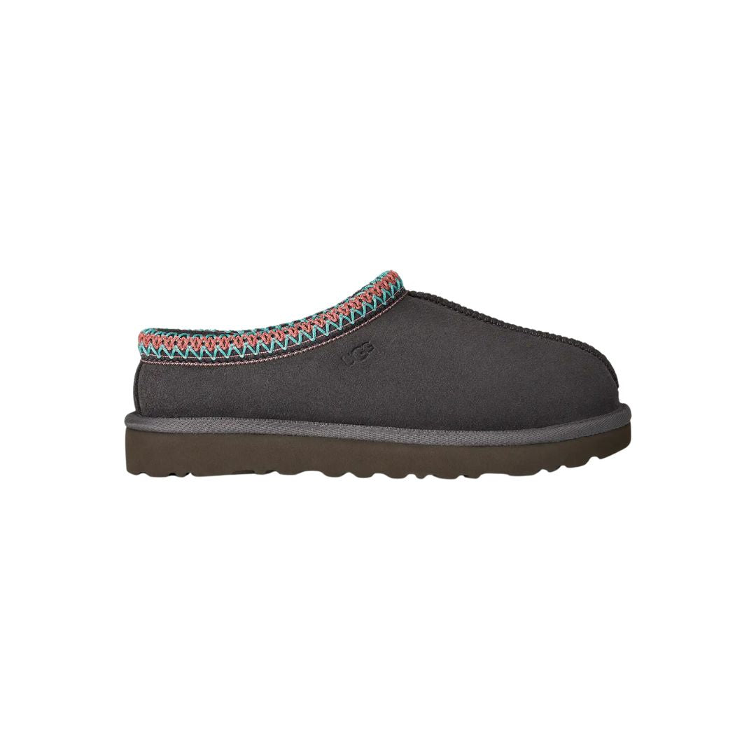 Perfil lateral interior de las zapatillas UGG Tasman II Dark Grey mostrando empeine de ante y suela de goma EVA antideslizante.
