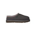 Perfil lateral interior de las zapatillas UGG Tasman II Dark Grey mostrando empeine de ante y suela de goma EVA antideslizante.