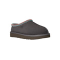 Zapatillas UGG Tasman II en color Dark Grey con detalle trenzado UGGbraid y suela gruesa de goma EVA, vista en ángulo.