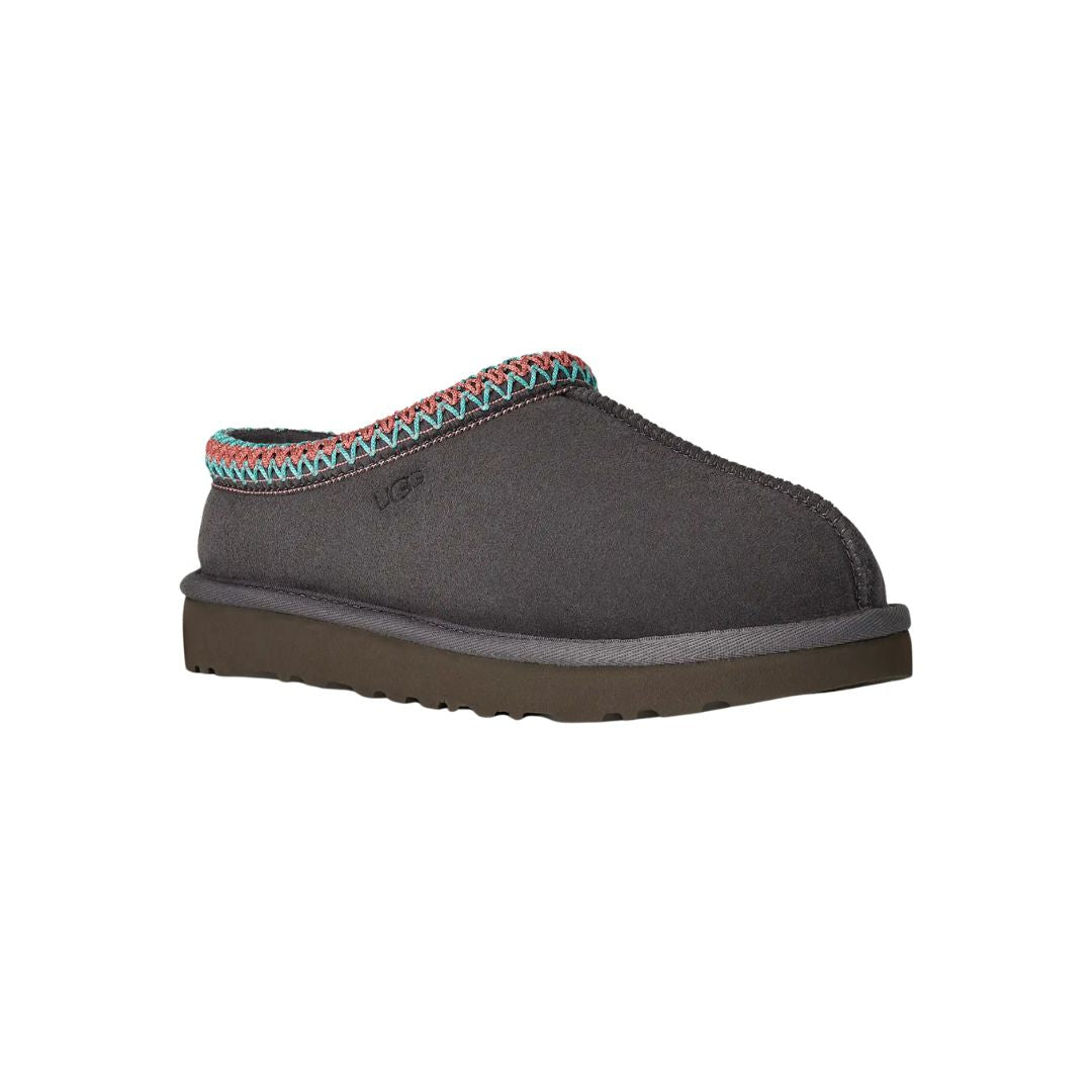 Zapatillas UGG Tasman II en color Dark Grey con detalle trenzado UGGbraid y suela gruesa de goma EVA, vista en ángulo.