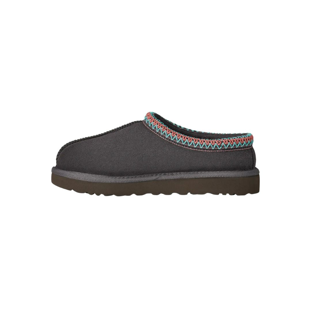 Perfil lateral exterior de las zapatillas UGG Tasman II Dark Grey con ribete trenzado multicolor y empeine de ante.