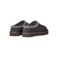 Vista trasera de las zapatillas UGG Tasman II en color Dark Grey con ribete UGGbraid y suela de goma EVA.