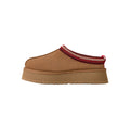 Vista lateral interna de las UGG Tazz II color chestnut con plataforma ligera y ribete trenzado rojo.