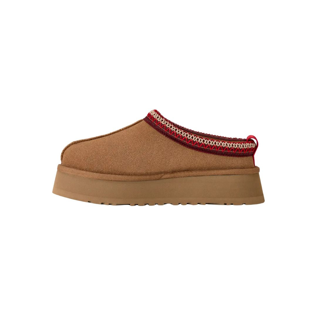 Vista lateral interna de las UGG Tazz II color chestnut con plataforma ligera y ribete trenzado rojo.