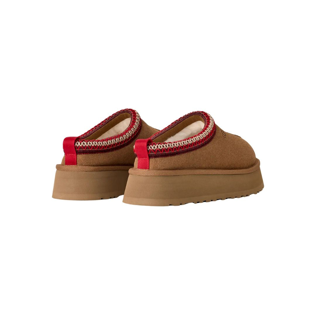 Vista trasera de las UGG Tazz II color chestnut con trabilla roja y suela de plataforma.