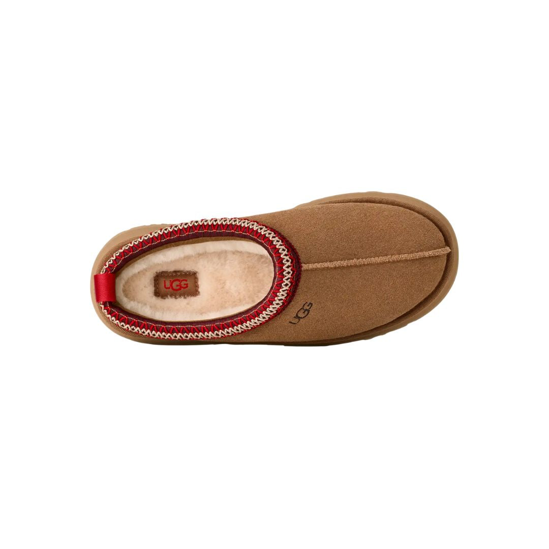 Vista superior de las UGG Tazz II color chestnut mostrando el interior de piel de oveja y ribete trenzado rojo.