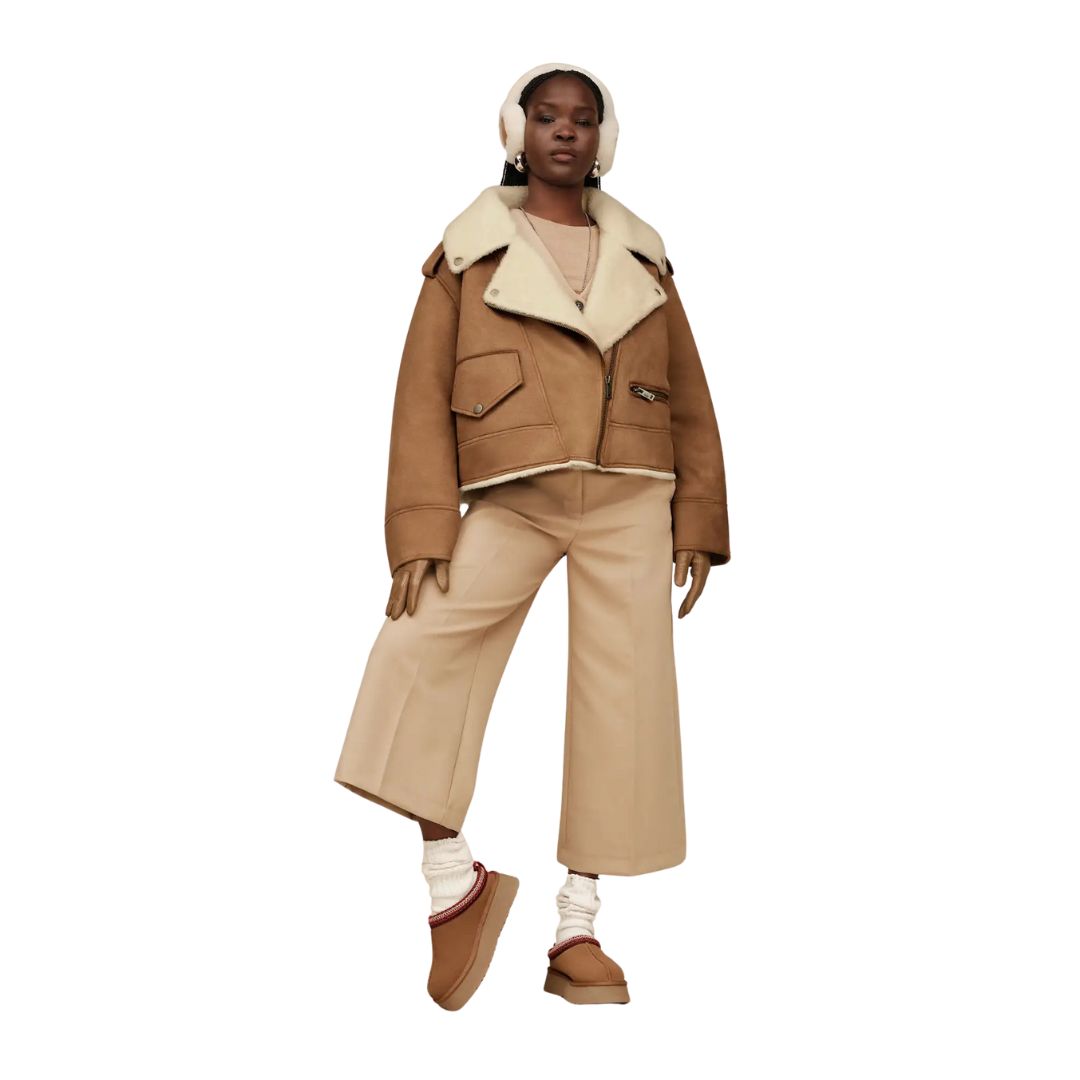 Zapatillas UGG Tazz II color chestnut en ante marrón con ribete trenzado rojo y suela de plataforma vista lateral.