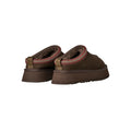 Parte trasera de los zuecos UGG Tazz II color Dusted Cocoa con trabilla y plataforma de ante marrón.