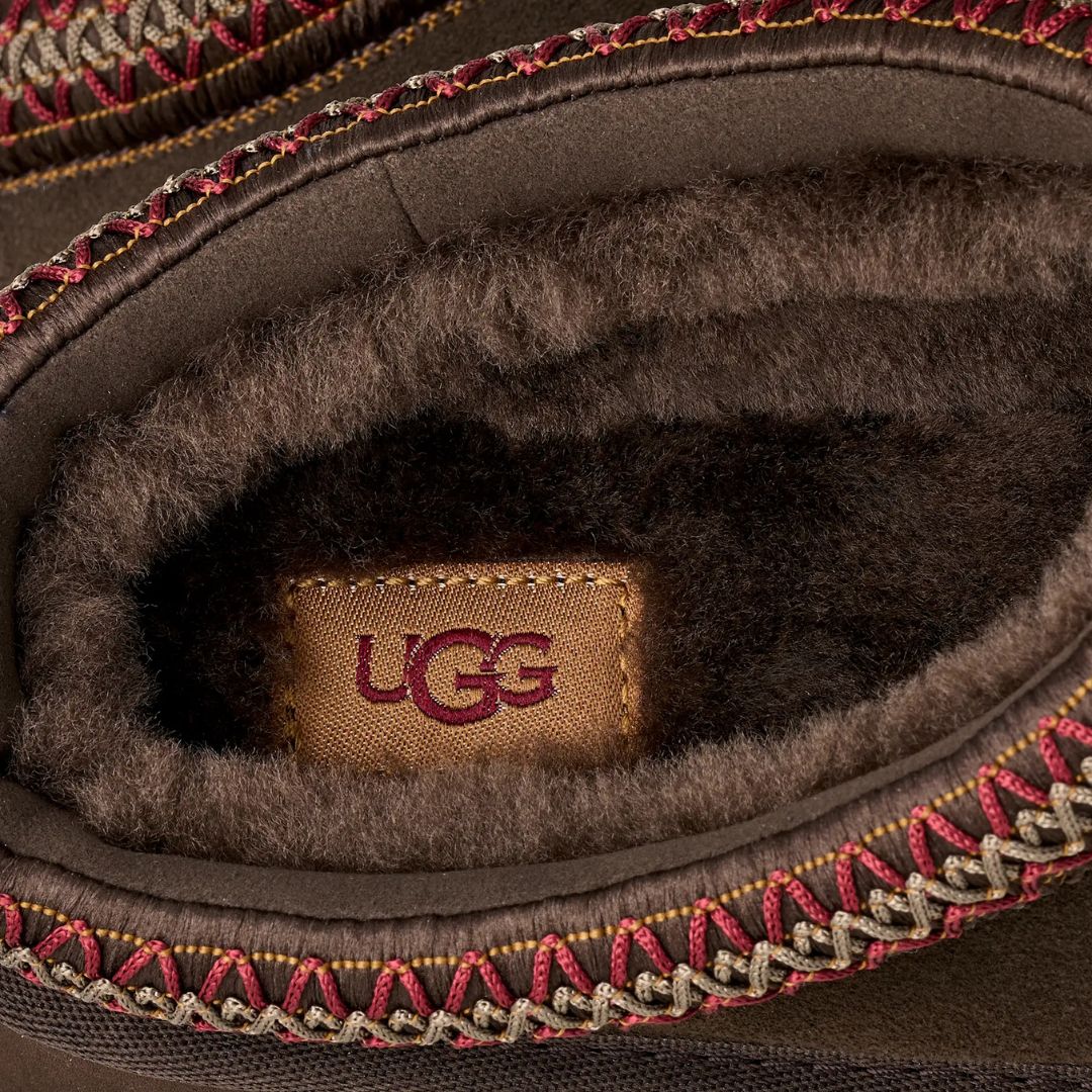 Detalle del interior de piel de oveja y costuras del ribete trenzado de los UGG Tazz II color Dusted Cocoa.