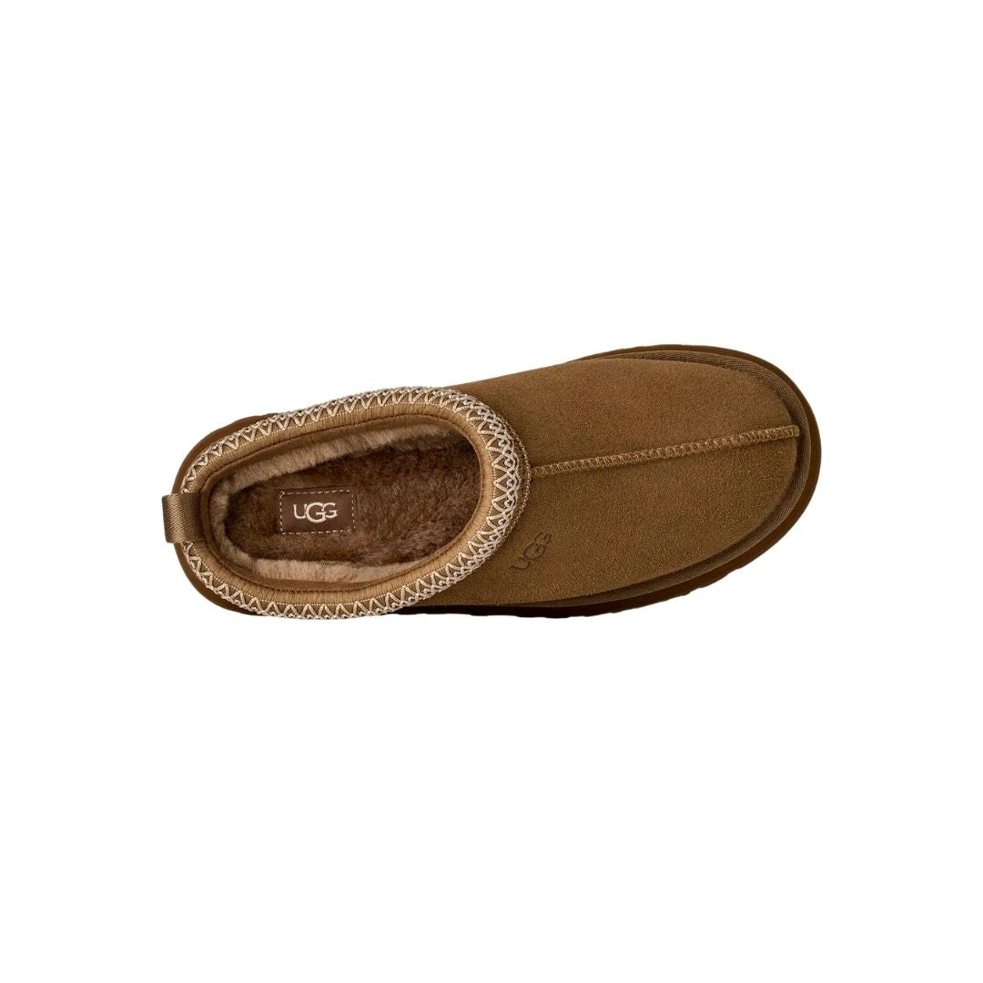 Vista cenital del zueco UGG Tazz II en color light bronze mostrando el interior forrado de piel de oveja y el ribete UGGbraid bordado alrededor de la abertura.