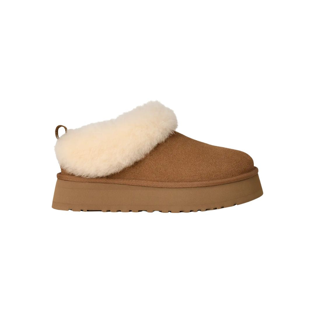 Zapatillas UGG Tazzelle color chestnut de ante con plataforma y forro de piel de oveja vista lateral exterior.