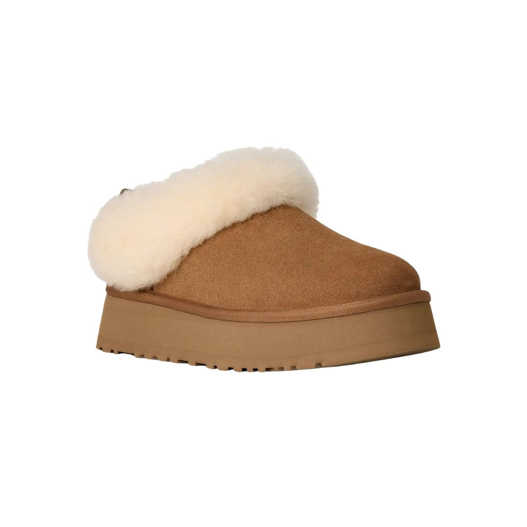 UGG Tazzelle color chestnut con plataforma ligera y forro de piel de oveja vista en ángulo delantero.