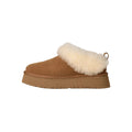 UGG Tazzelle color chestnut con plataforma y suave forro de piel de oveja vista lateral interior.