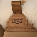 Detalle del talón de la UGG Tazzelle color chestnut con forro de piel de oveja y logotipo UGG grabado.