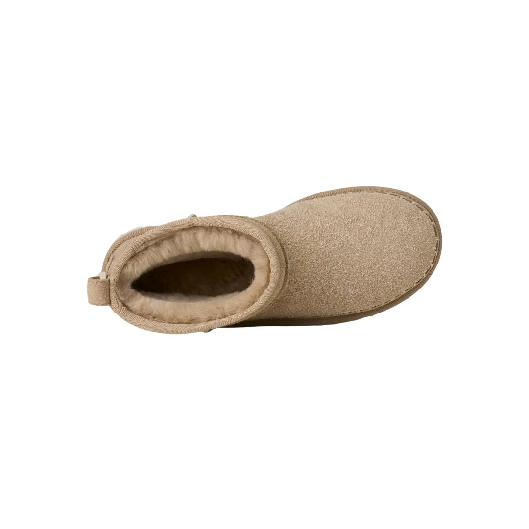 Vista superior del interior forrado en sheepskin de las botas UGG Ultra Mini Biarritz color Mustard Seed.