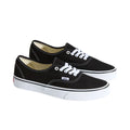 Vans Authentic Black zapatillas clásicas de lona negra con cordones blancos y suela blanca vista en perspectiva del par.