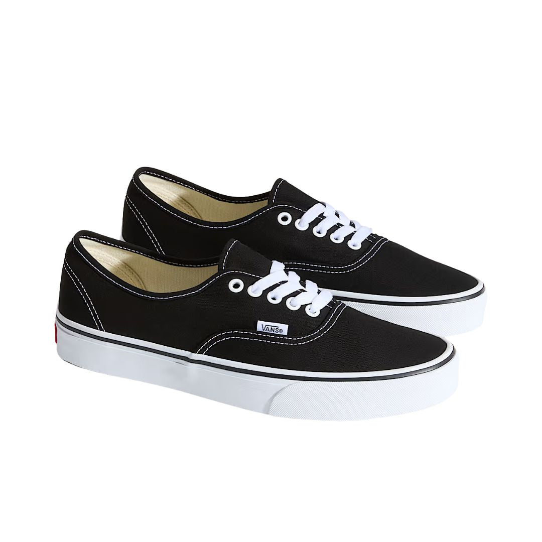 Vans Authentic Black zapatillas clásicas de lona negra con cordones blancos y suela blanca vista en perspectiva del par.