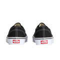 Vans Authentic Black vista trasera del par con talón blanco y logo rojo Off The Wall en suela.