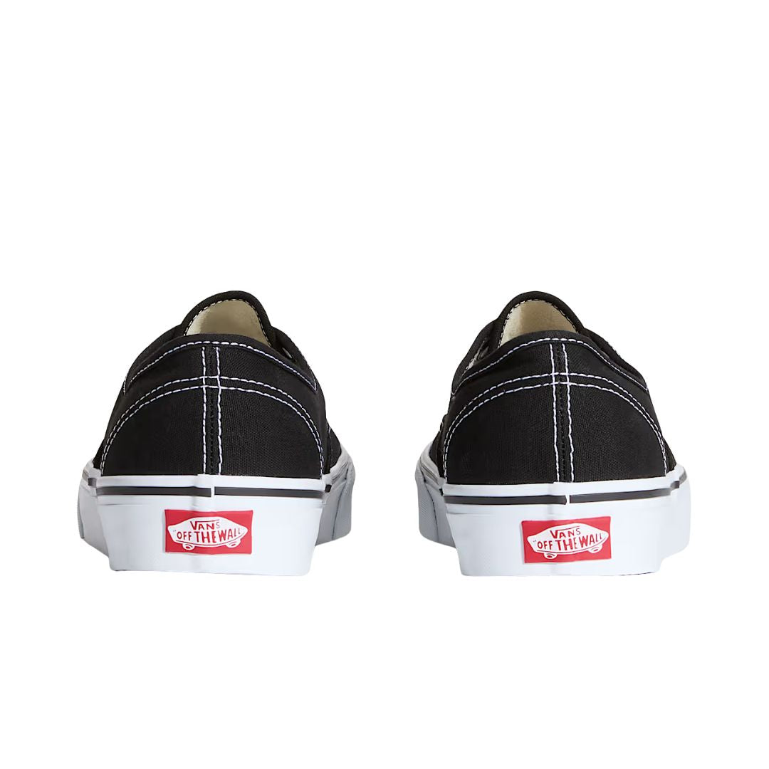 Vans Authentic Black vista trasera del par con talón blanco y logo rojo Off The Wall en suela.