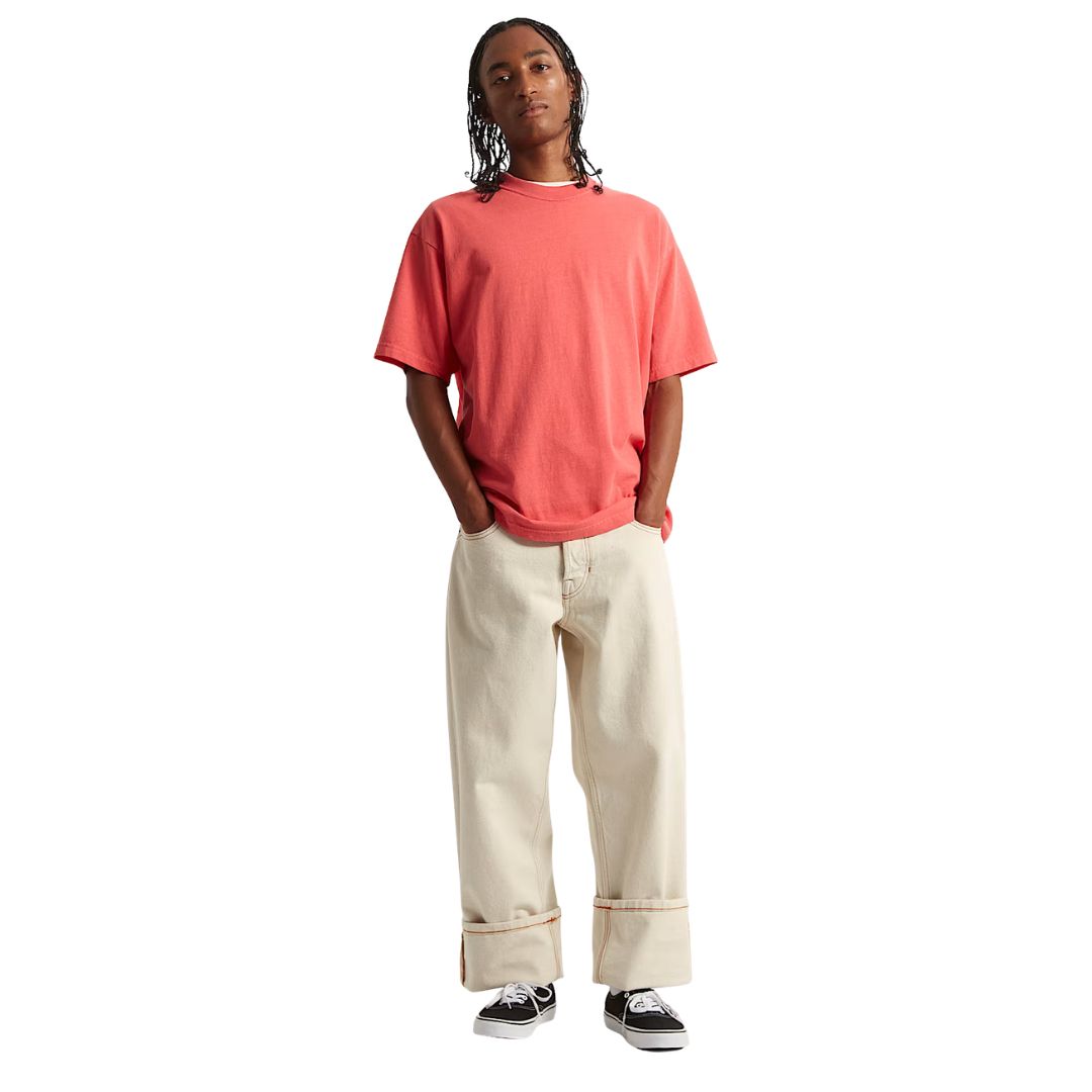 Vans Authentic Black zapatillas negras de lona con suela blanca combinadas con look casual en modelo de cuerpo completo.