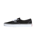 Vans Authentic Black detalle lateral de lona negra con costuras blancas, cordones blancos y suela blanca de goma.