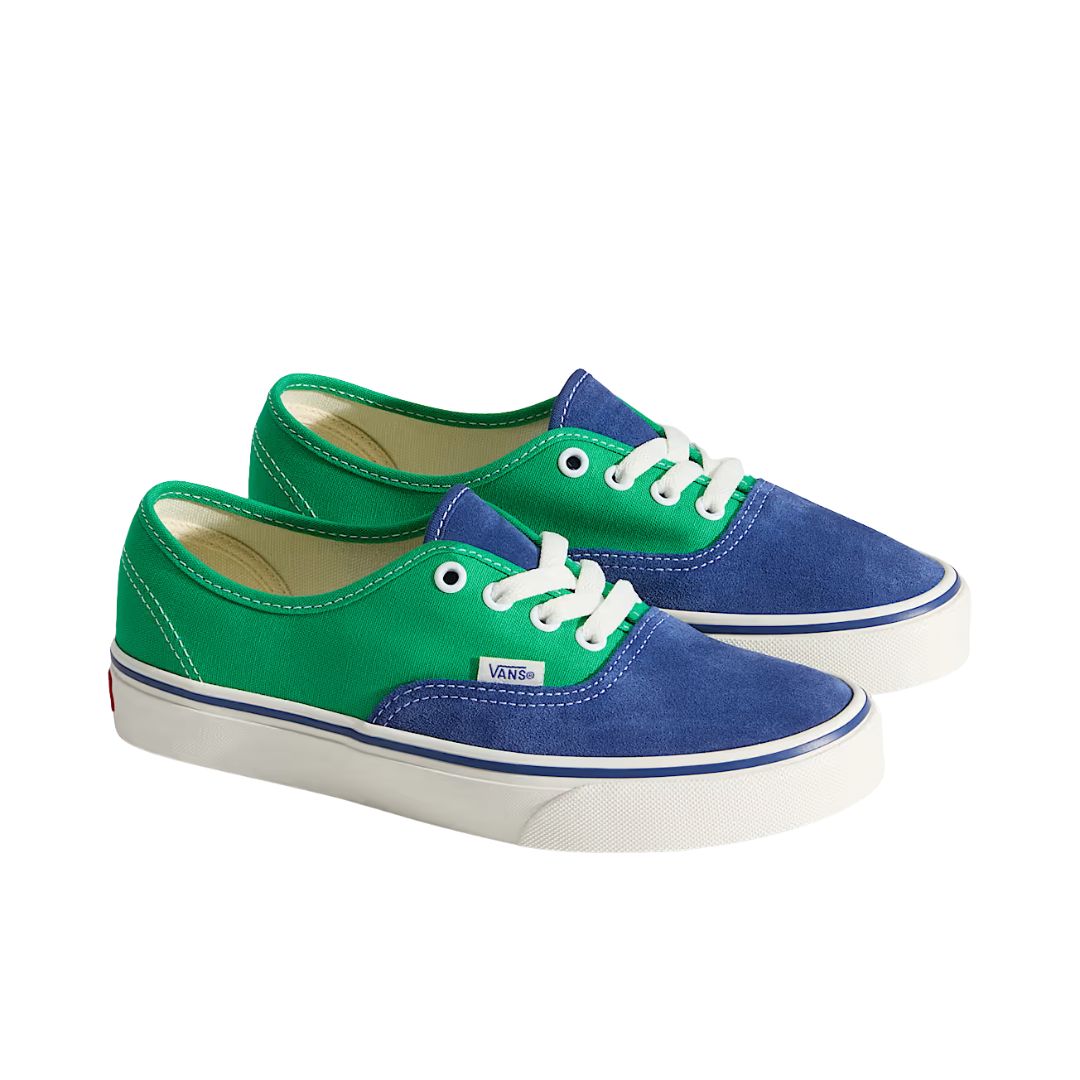 Vans Authentic Primary Navy zapatillas de lona verde y azul con cordones blancos y suela blanca vista en perspectiva del par.