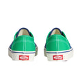 Vans Authentic Primary Navy vista trasera del par en lona verde y azul con suela blanca y logo rojo Off The Wall en el talón.