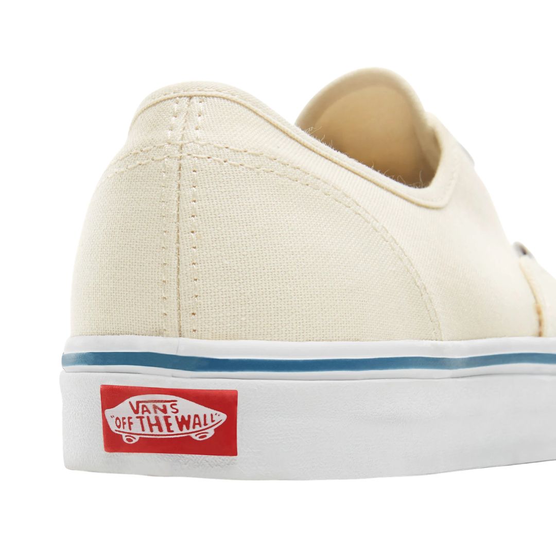 Vans Authentic White detalle trasero en lona blanca con suela blanca y logo rojo Off The Wall en el talón.