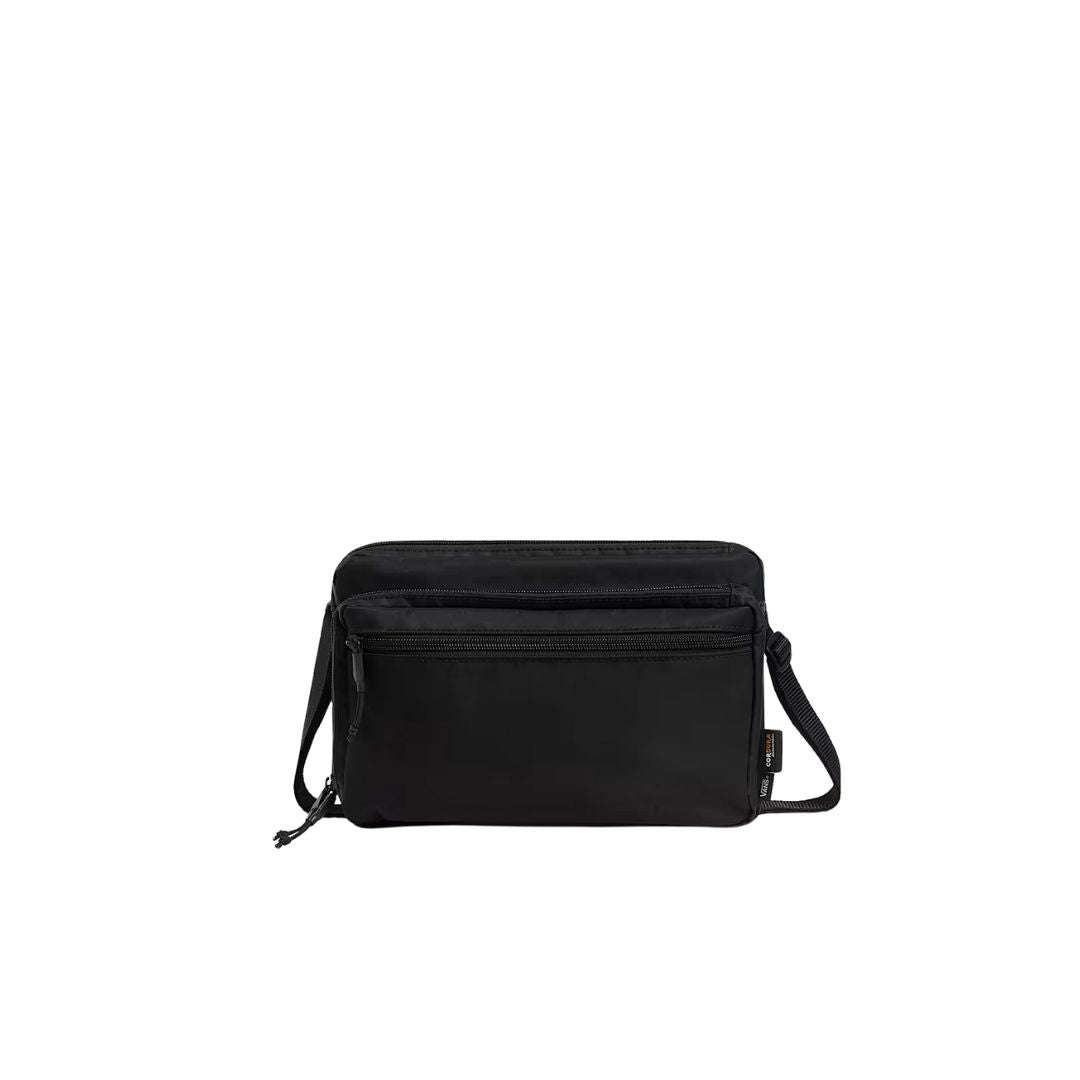 Vista frontal de la Vans Bail Convertible Cross Body Bag color negro con doble bolsillo con cremallera y diseño minimalista.
