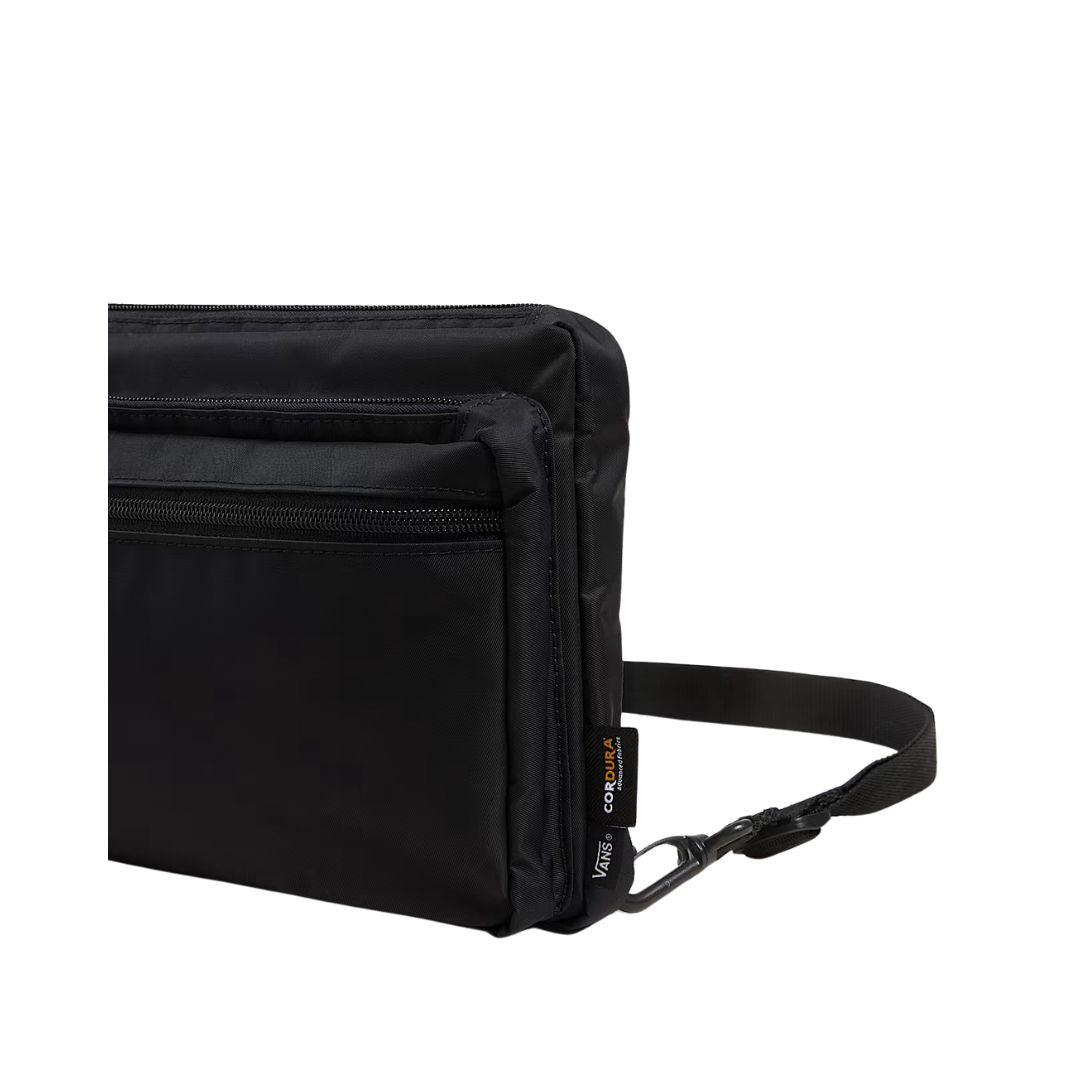 Detalle de la Vans Bail Convertible Cross Body Bag negra con bolsillos frontales con cremallera y etiqueta Cordura.