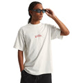 Vans Buckled T-Shirt White camiseta blanca 100% algodón con cuello redondo y logo rojo frontal vista tres cuartos.