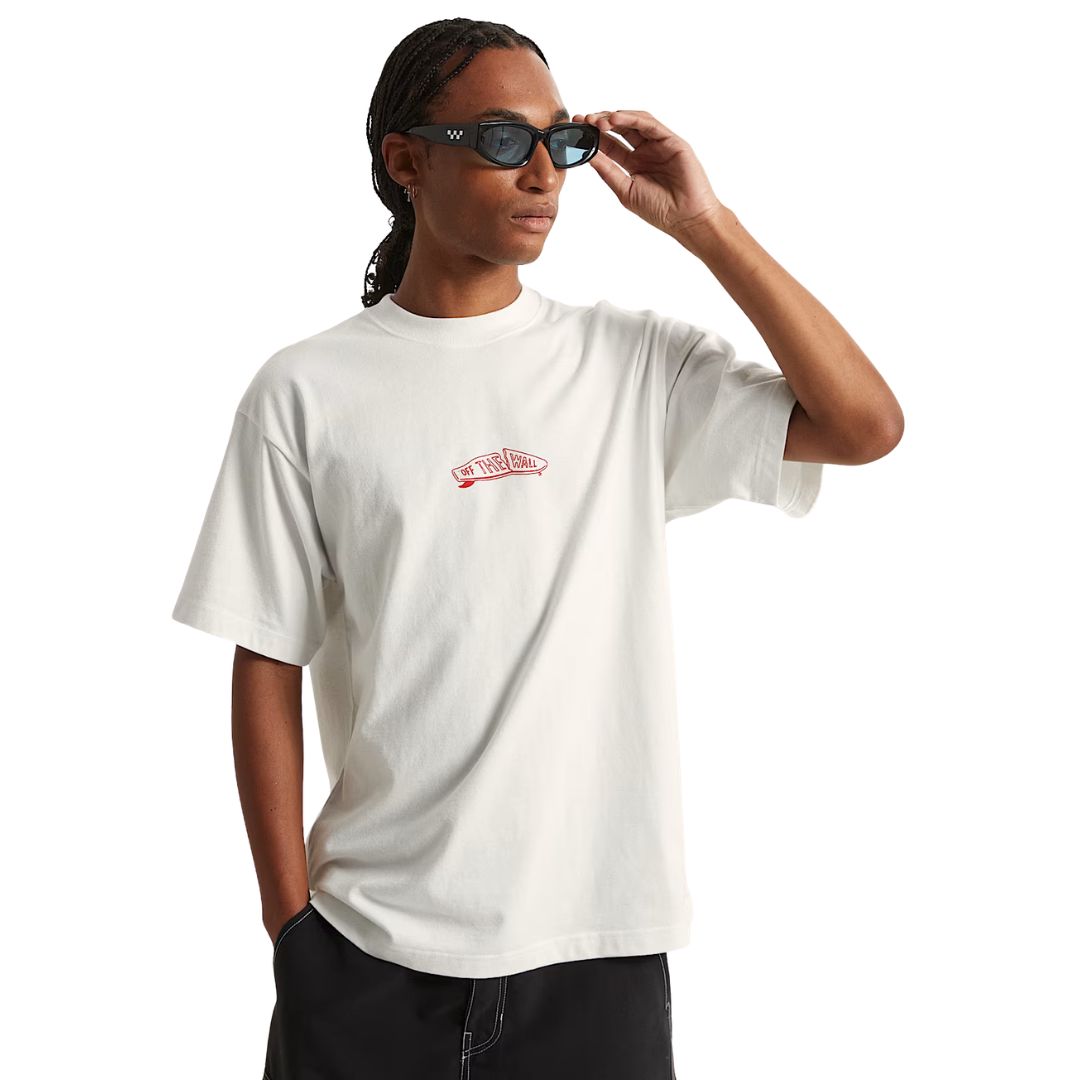 Vans Buckled T-Shirt White camiseta blanca 100% algodón con cuello redondo y logo rojo frontal vista tres cuartos.